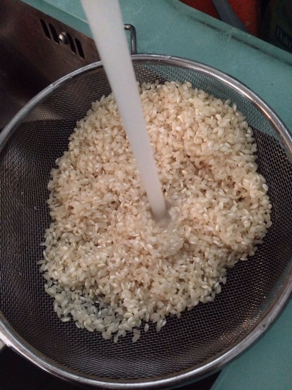 1.5 Tassen Risotto-Reis waschen.