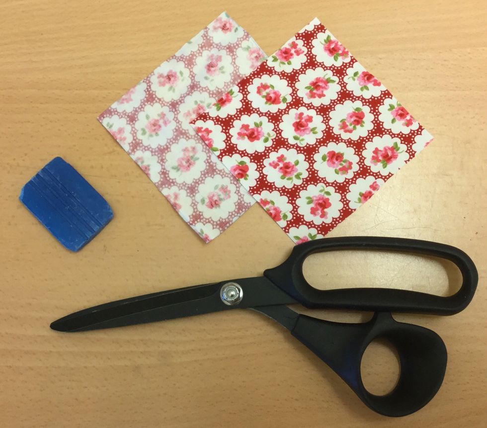 1. Anv\u00e4nd tygsax och klipp tv\u00e5 tygbitar 10x10 cm stora ifr\u00e5n lappl\u00e5dan. Dessa bitar ska ha en tydlig r\u00e4tsida och avigsida!