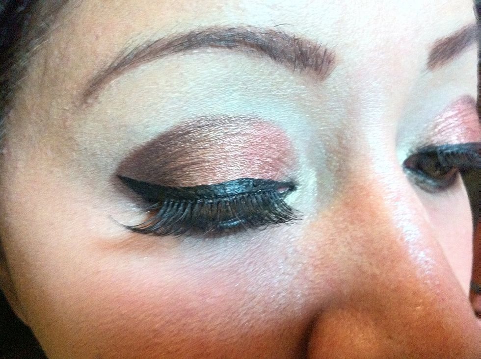 1: Apply neutral colour on your crease   2: Apply a dark brown colour to shape the edge of the crease 3: Tap a powedered shadow that have a sense of copper red above the neutral colour.