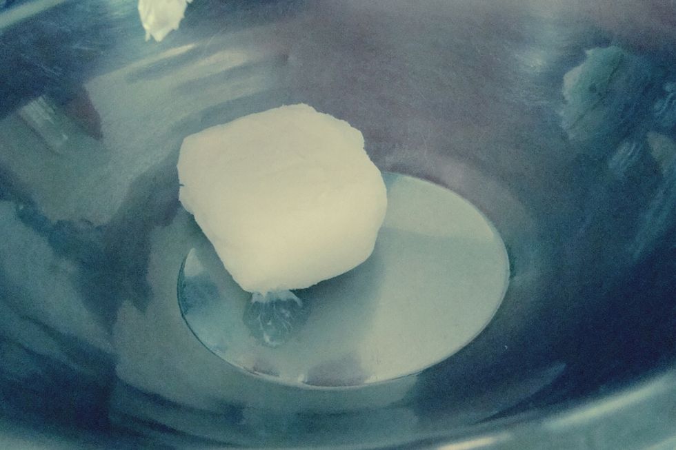 1.- Batir la manteca en el plato donde se va a mezclar la harina, mi suegra le dice, 'acremar' porque se tiene que disolver bien...