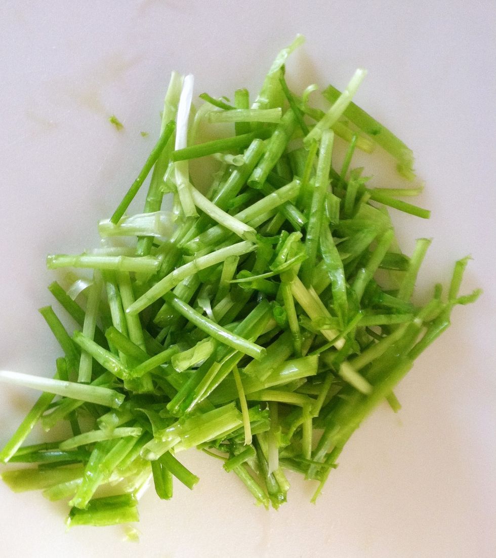 1 bunch of scallions/green onions - green part only. This is 5 individual scallions/green onions.