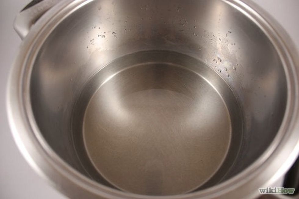 1.Bust out your steamer. Begin by bringing 2 cups (16 oz) of water to a boil over a high heat. Once the water begins to boil, close the steamer to allow its internal temperature to build.