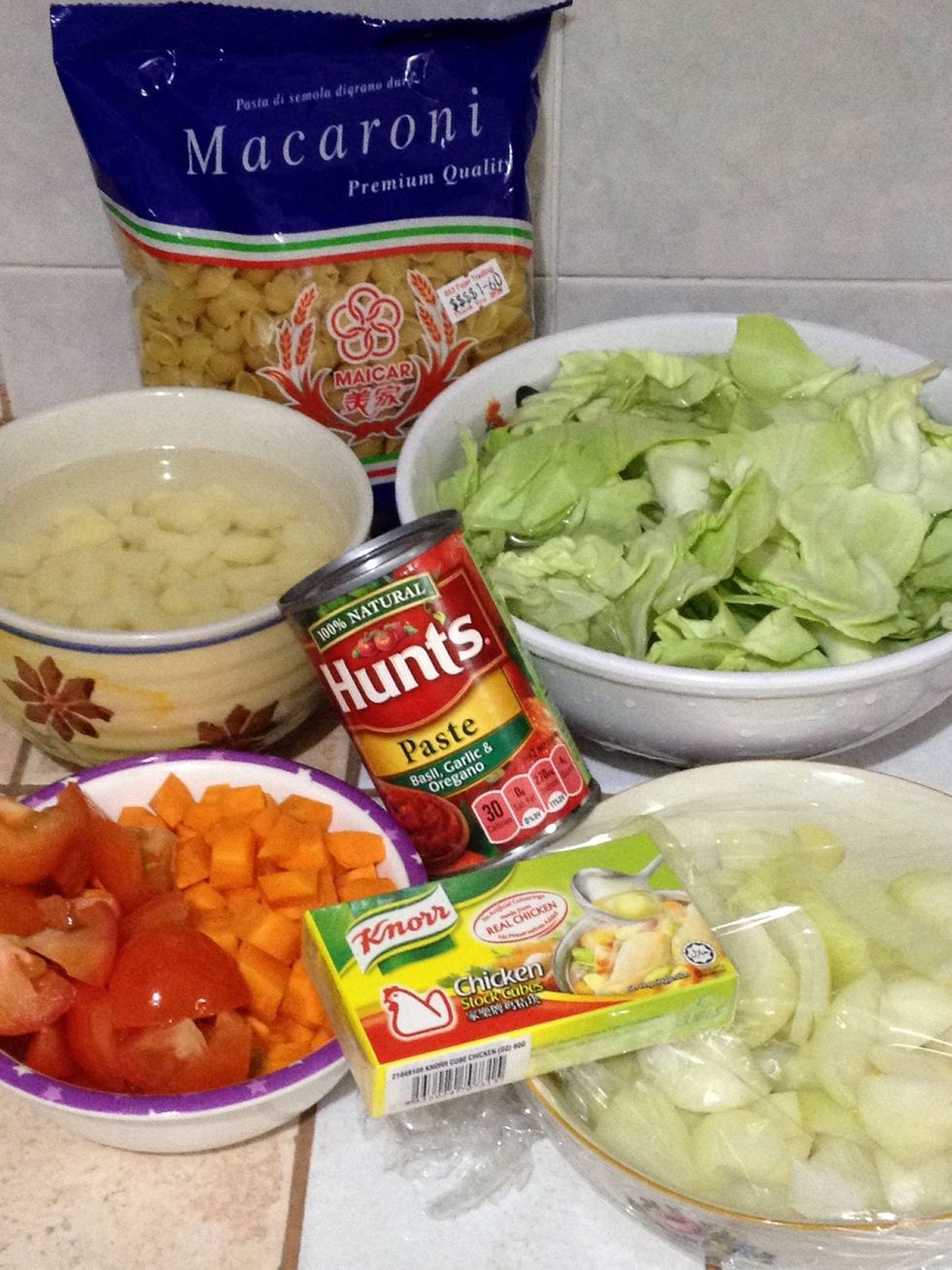 1/Chopped up carrot, potato, onion, tomato into cubes. 2/Cut cabbage into chunk.