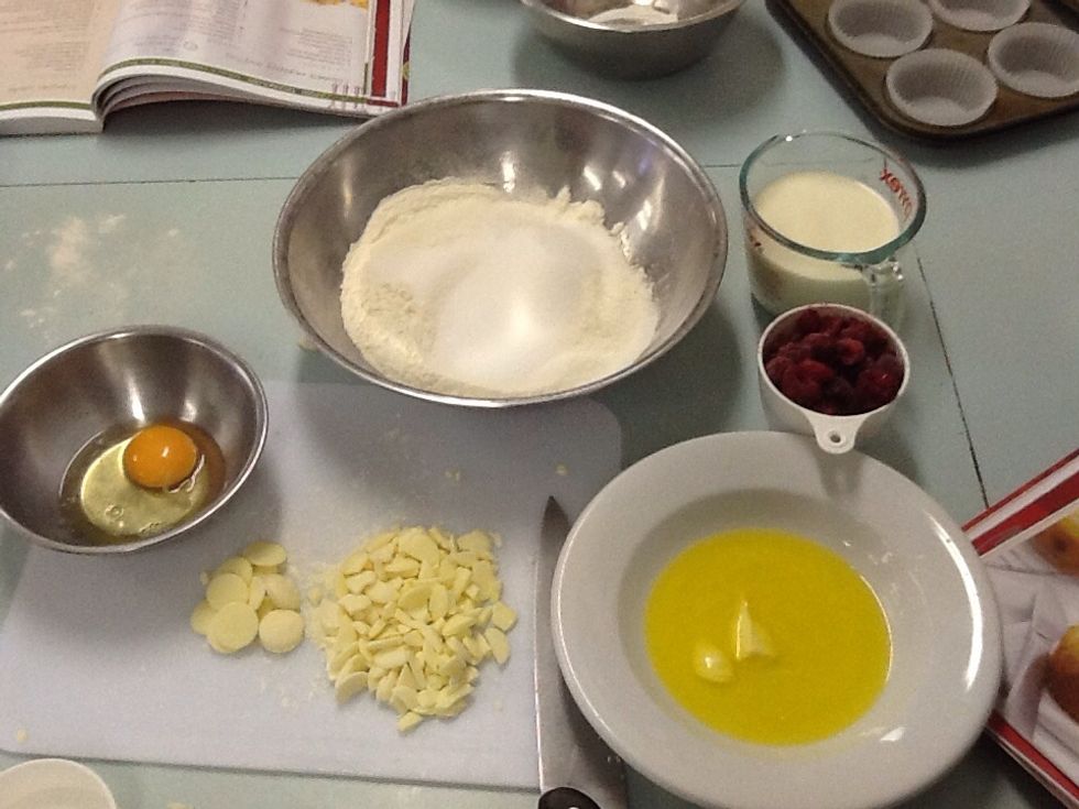 1: Combine the sugar, flour, milk, butter and eggs and mix. 2: Then add the raspberries and white chocolate and gently mix in. Leave some for decoration.