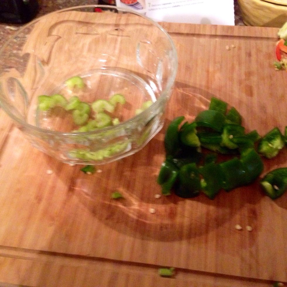 1. Cortamos la berenjena de largo y entonces corte cada mitad en 5 r\u00e1banos y despu\u00e9s, c\u00f3rtelos en trozos de 2 cm. Quitamos la base de los pimientos y trocee los en cubos de 2 cm.