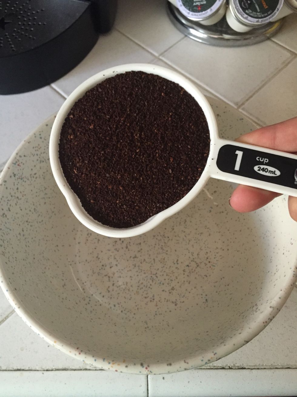 1 cup coffee grounds (can be used or unused)