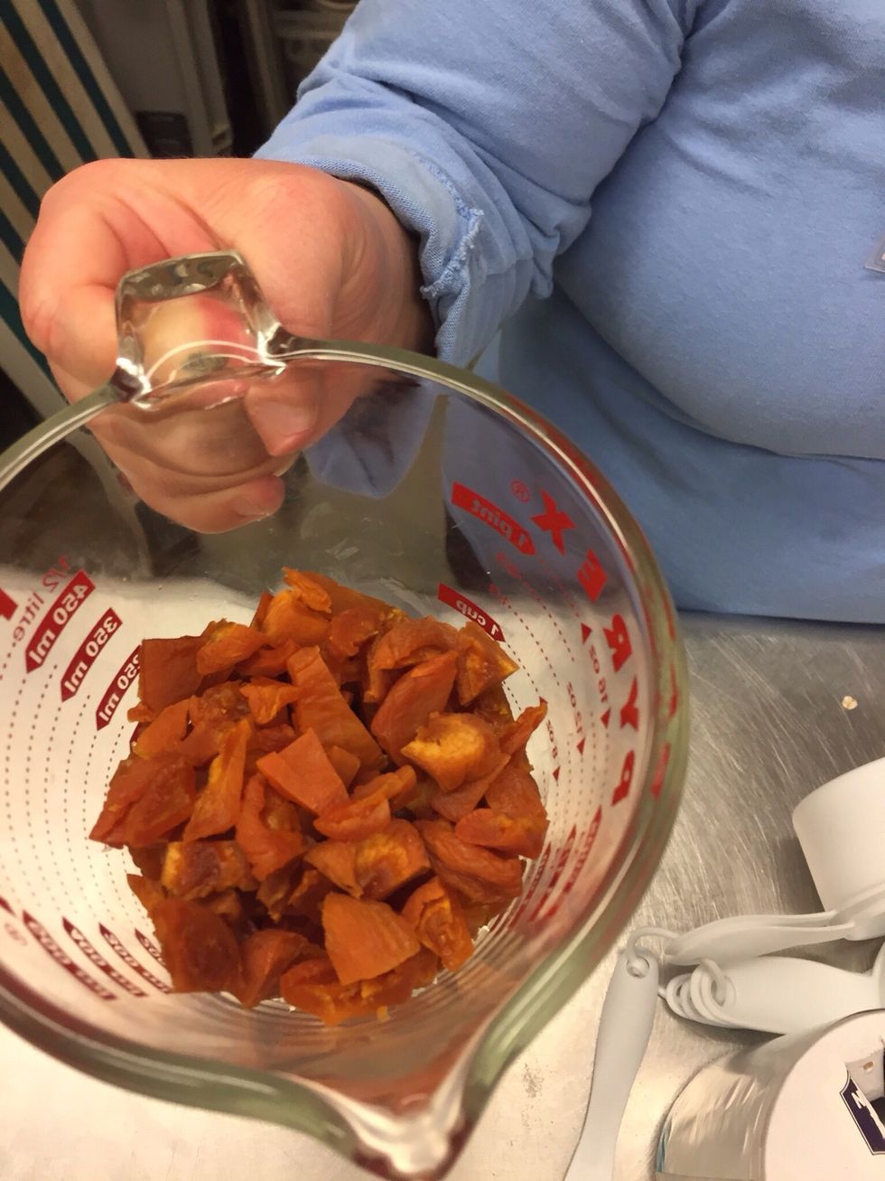 1 cup mashed bananas