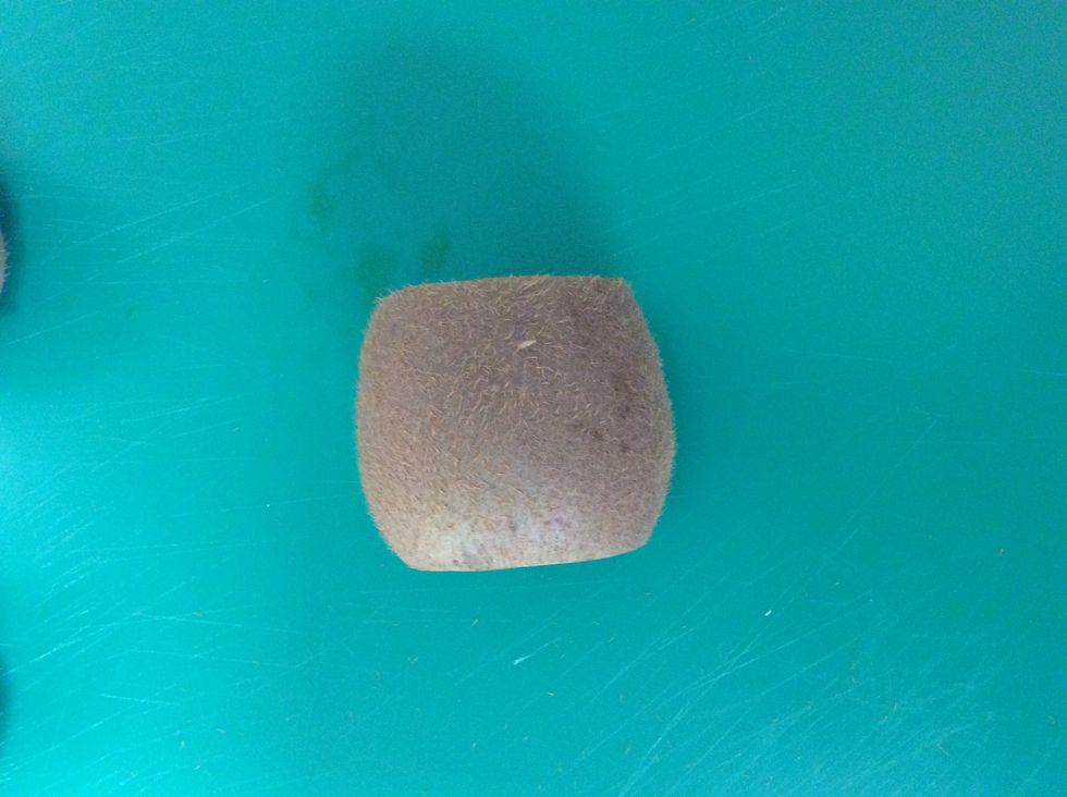 1. cut ends of without cutting too much of the kiwi