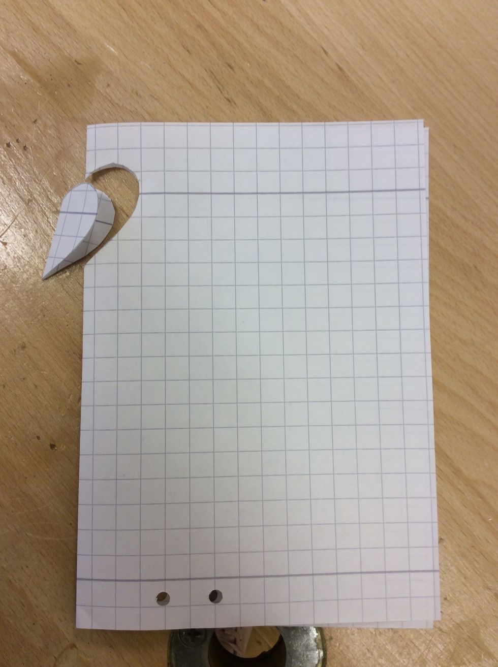 1: Det f\u00f6rsta man g\u00f6r \u00e4r att vika ett papper p\u00e5 mitten och m\u00e5la den figur man vill ha f\u00f6r att f\u00e5 den symmetrisk. Sedan klipper du ut figuren.