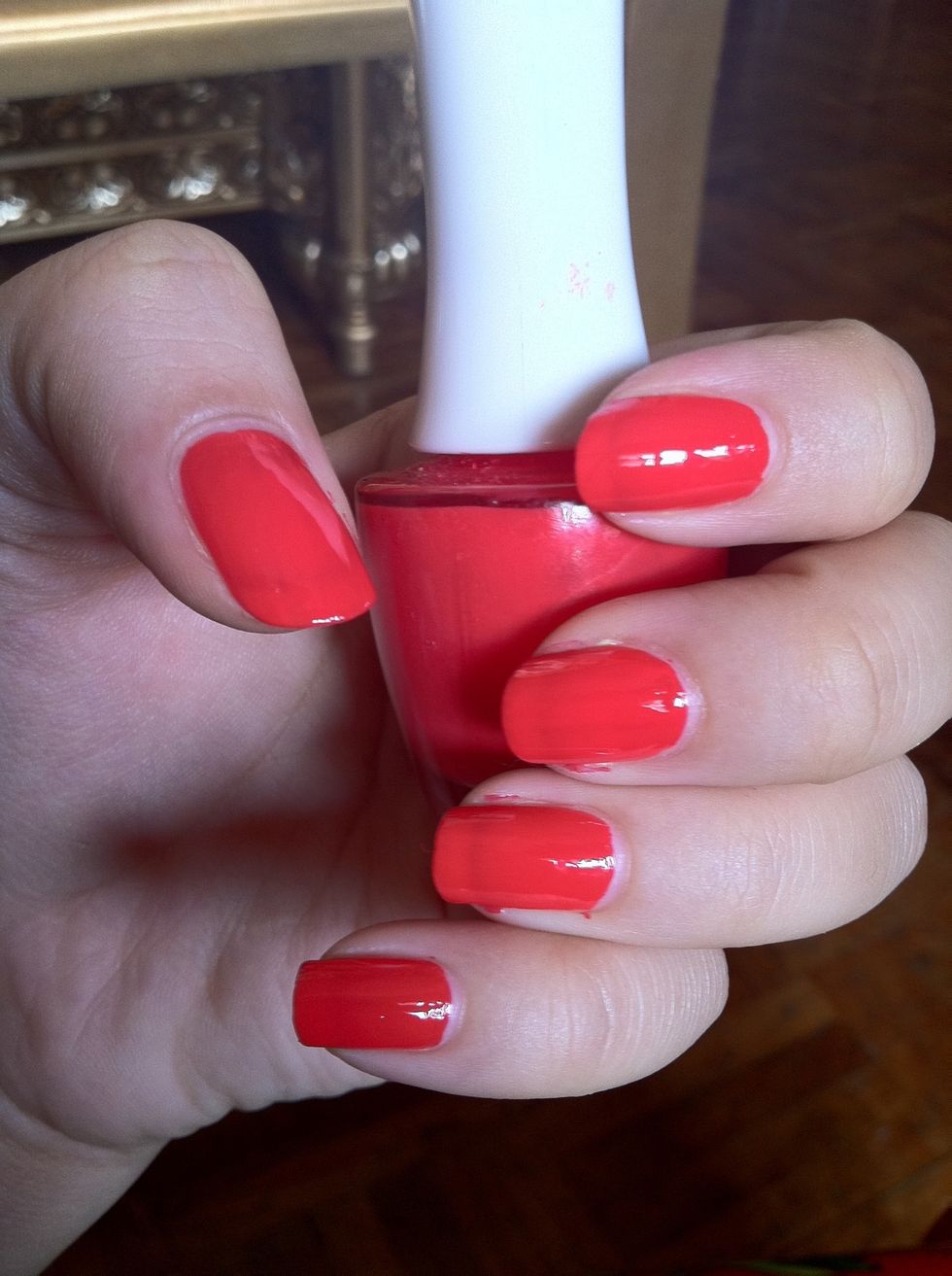 1: First i put on this orange colour nail polis for the base! (you can use any colour you like, i just like it coz its nice and fresh)