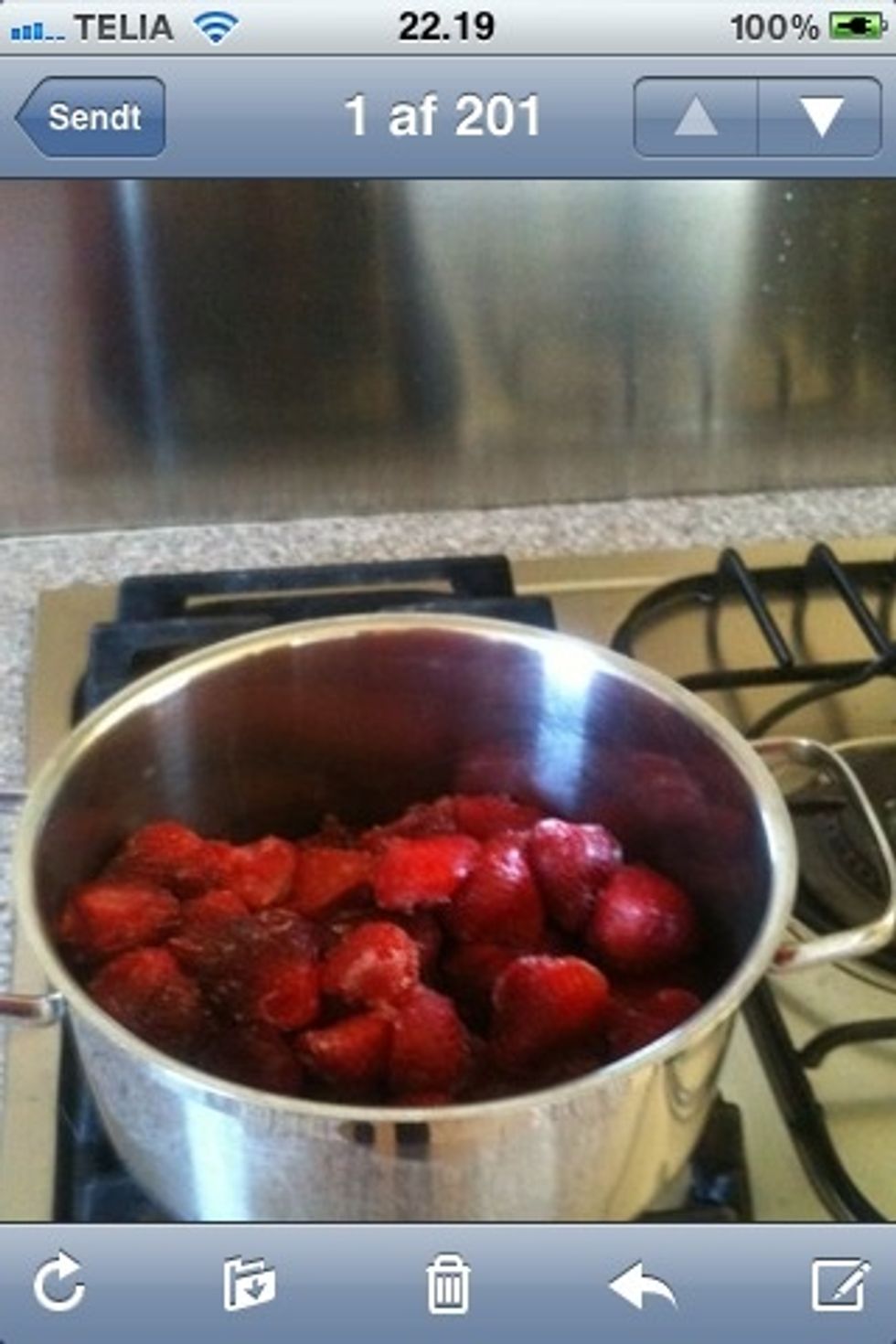 1 kg strawberry from the  freezer, no heat
