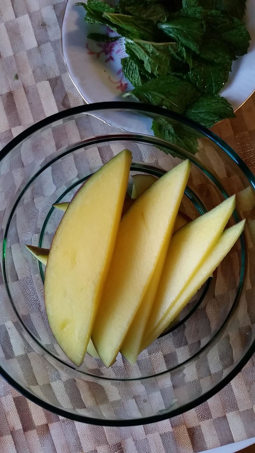 1 mango, sliced, unpeeled