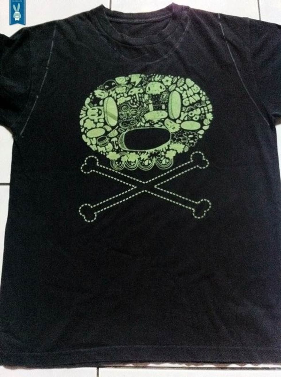 1. Measure your wanted size & shape. I use fabric chalk to mark my t-shirt. I wanna make the skull look more fierce by adding some studs. After you done marking your shirt, its time to cut them!