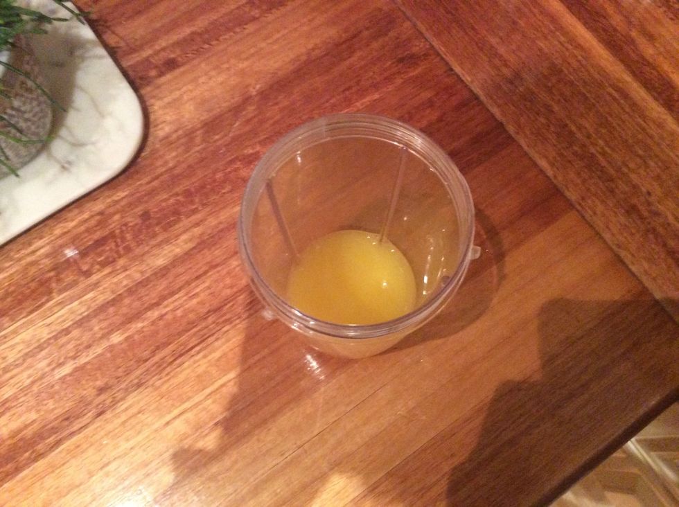 1. Pour orange juice into the blender. The orange juice will add a bit of tartness to your smoothie. Contrasting well with the sweetness of the strawberries.