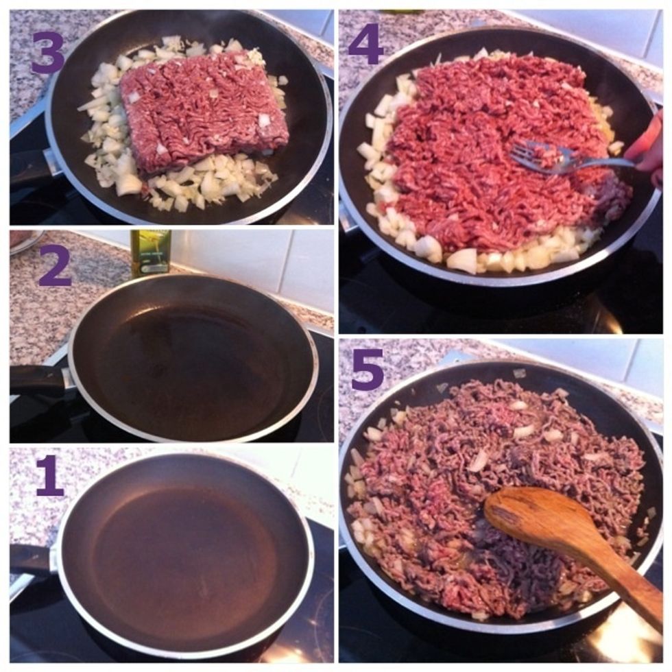 1) Preheat pan; 2) Add oil; 3) Add ground beef + onions + garlic; 4) Use a fork to smash the beef; 5) Mix well everything together