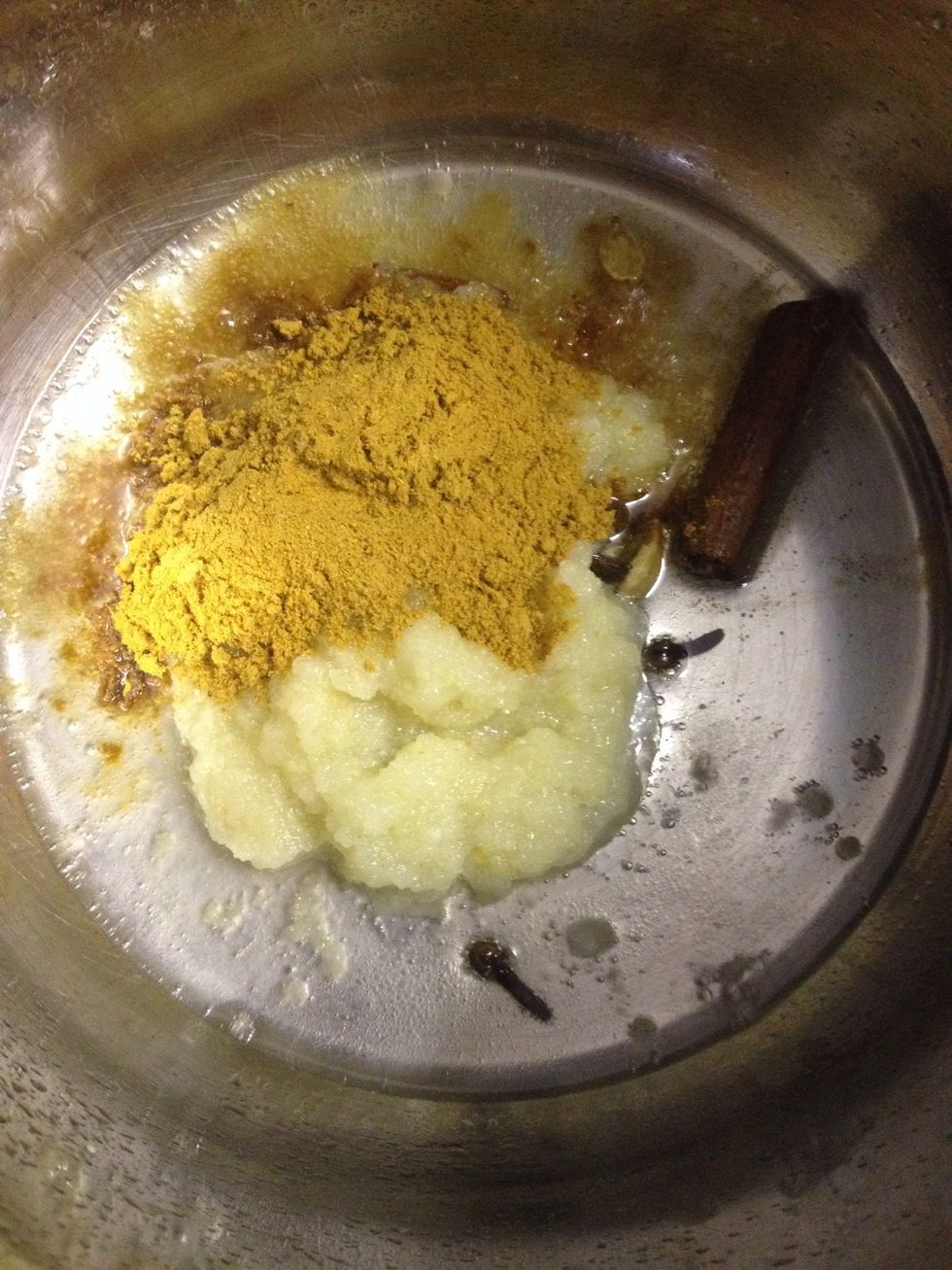 1. Put in the powdered spices, fry for a while until everything is well mixed