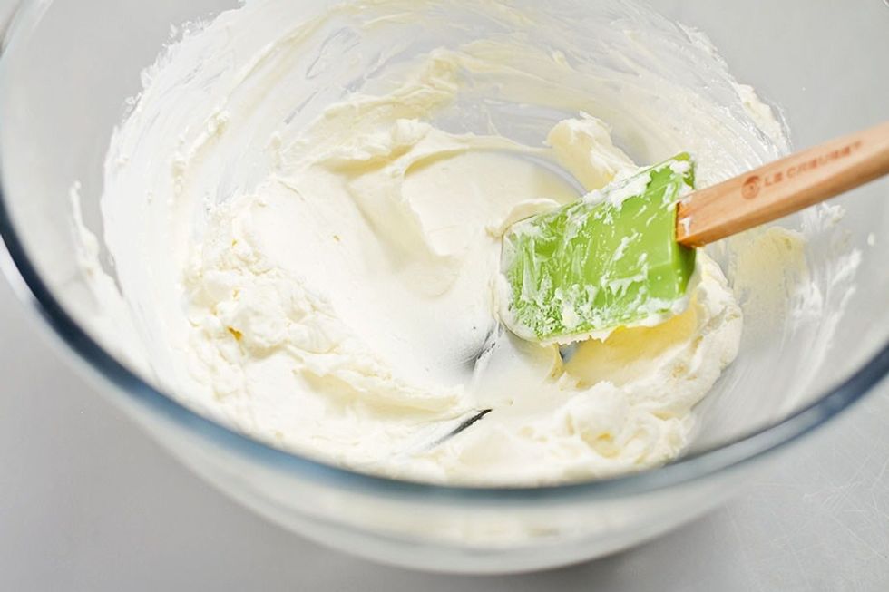 1. Put the mascarpone in a wide bowl and vigorously whisk spatula or whisk until smooth - the consistency of the cheese should be almost as delicate as that of heavy cream or thick cream.
