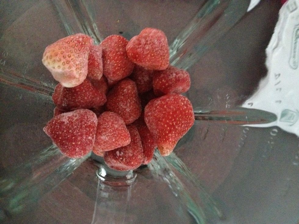 1 step: Put the strawberries Into the mashine..
