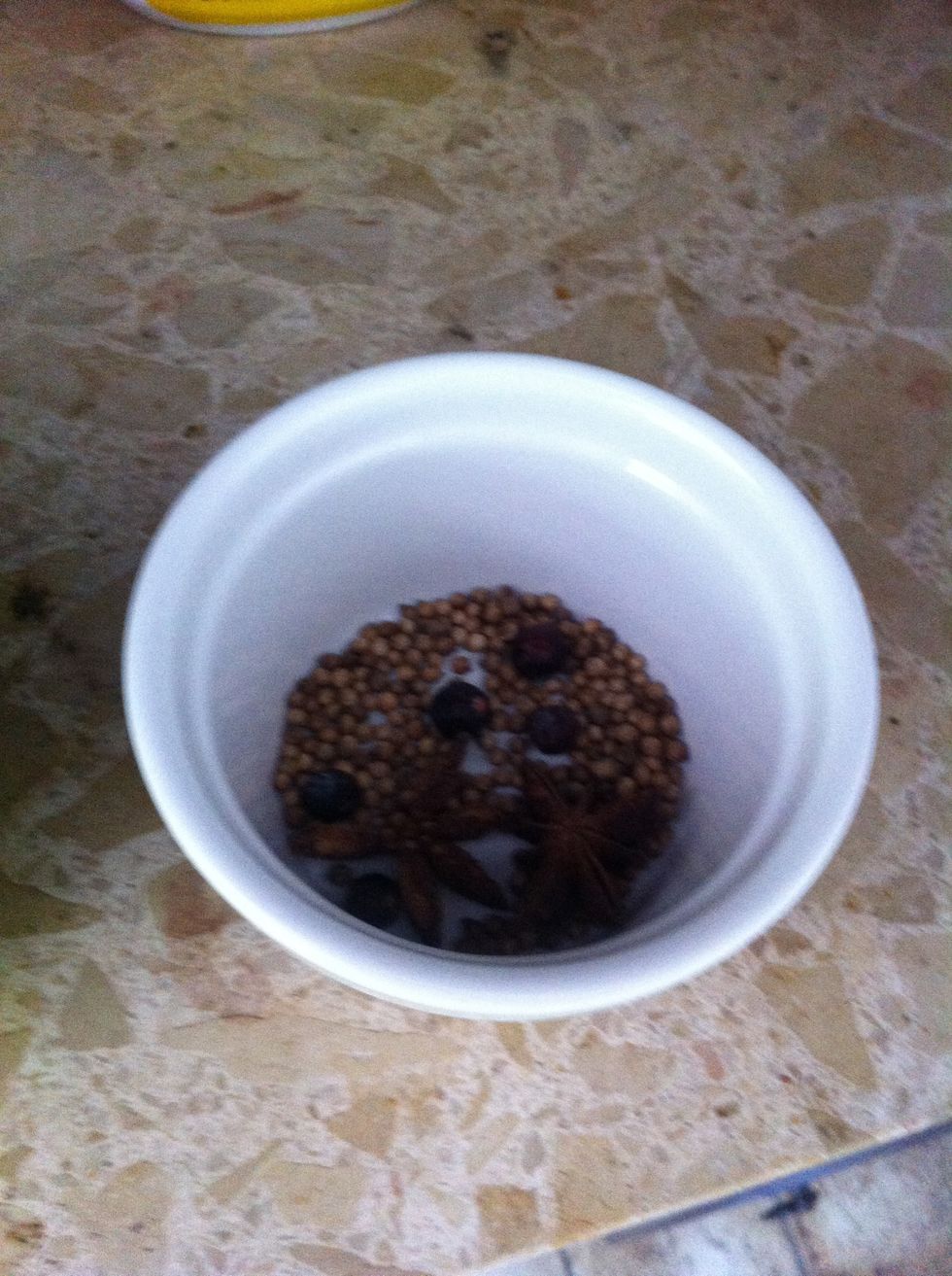 1 tablespoon of corianderseeds, 5 juniper berries, 2 star anise, 6 black peppercorns.