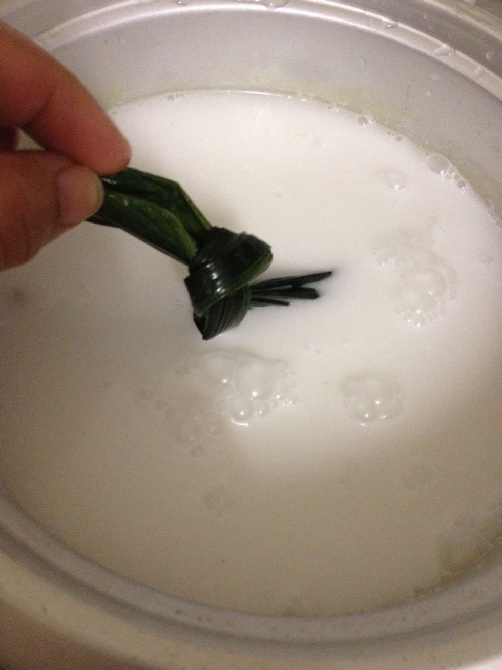 1. The rice which had been washed and ready to be cooked. With santan, screwpine leaves, ginger, garlic and 1/2 teaspoon salt