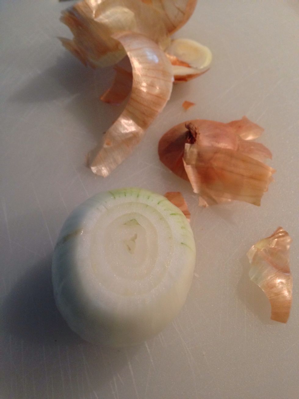 1 Zwiebel kleinhacken (z. B. im Betty-Bossi-Zwiebelschneider).