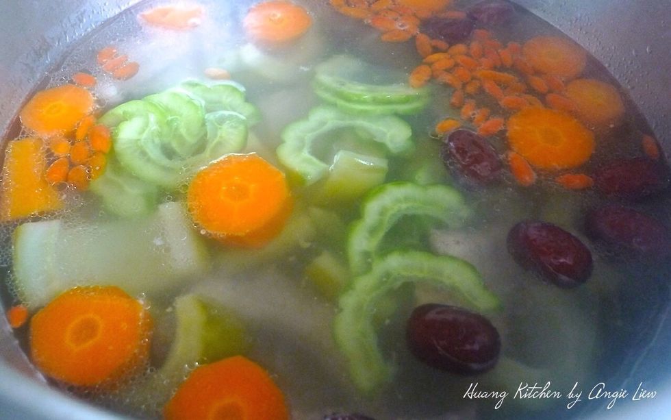 10 minutes before you turn off the flame, add the fluffy wolfberries and slices of bitter gourd. Lastly add salt to taste.