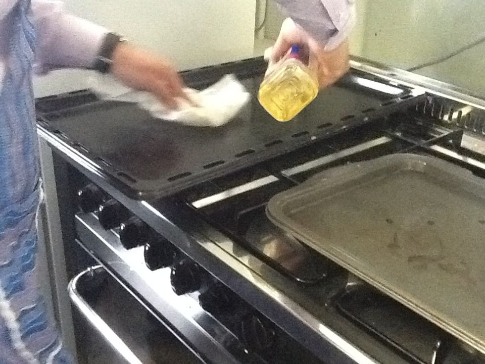 (10)Put the oil on the trey and spread the oil, then put the pizza on the trey.