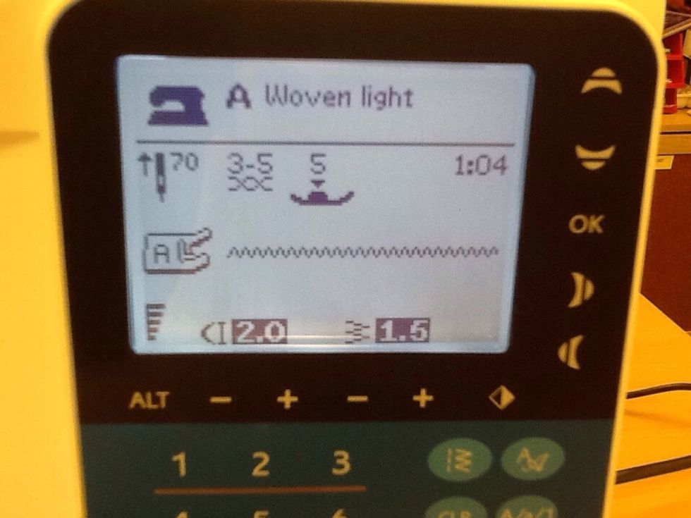 10. St\u00e4ll in liten sicksack, program 3 eller 5 och 1.0 i stygnl\u00e4ngd och 2,0 i stygnh\u00f6jd. 11.Tr\u00e4 symaskinen i matchande tr\u00e5d till tyget.