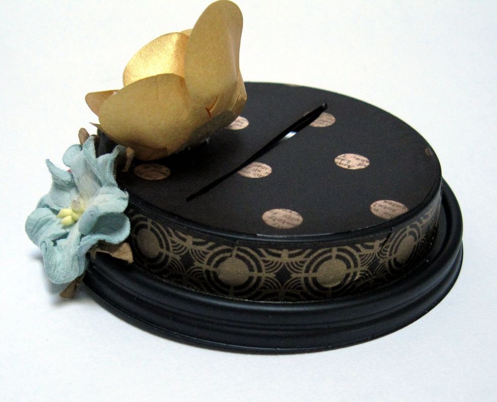 13.\tWrap Washi tape around the rim of the cup lid.