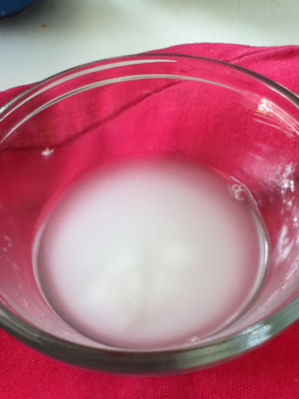 1st add 2 Tbsp of cold water in a container and then add 1Tbsp of potato flour. Mix it. Then, add this to the orange juice and mix it thoroughly.