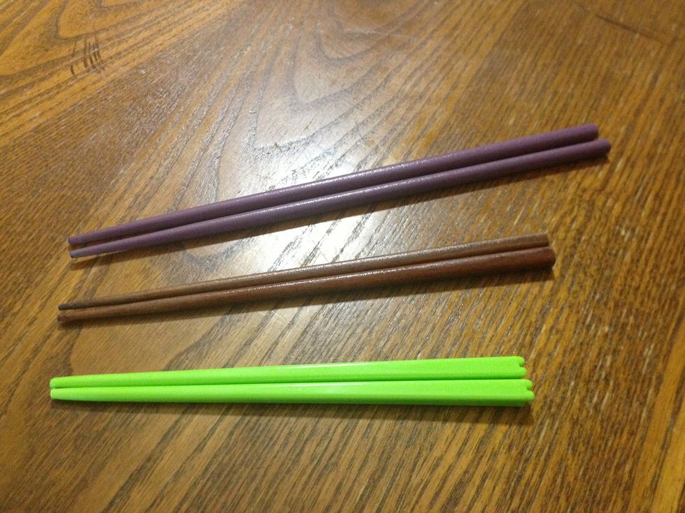 1st Step: Find the right size for you. There are many types of chopsticks ranging from metal to bamboo. Find one that is comfortable for you to use. These belong to my baby sister, my brother and I (: