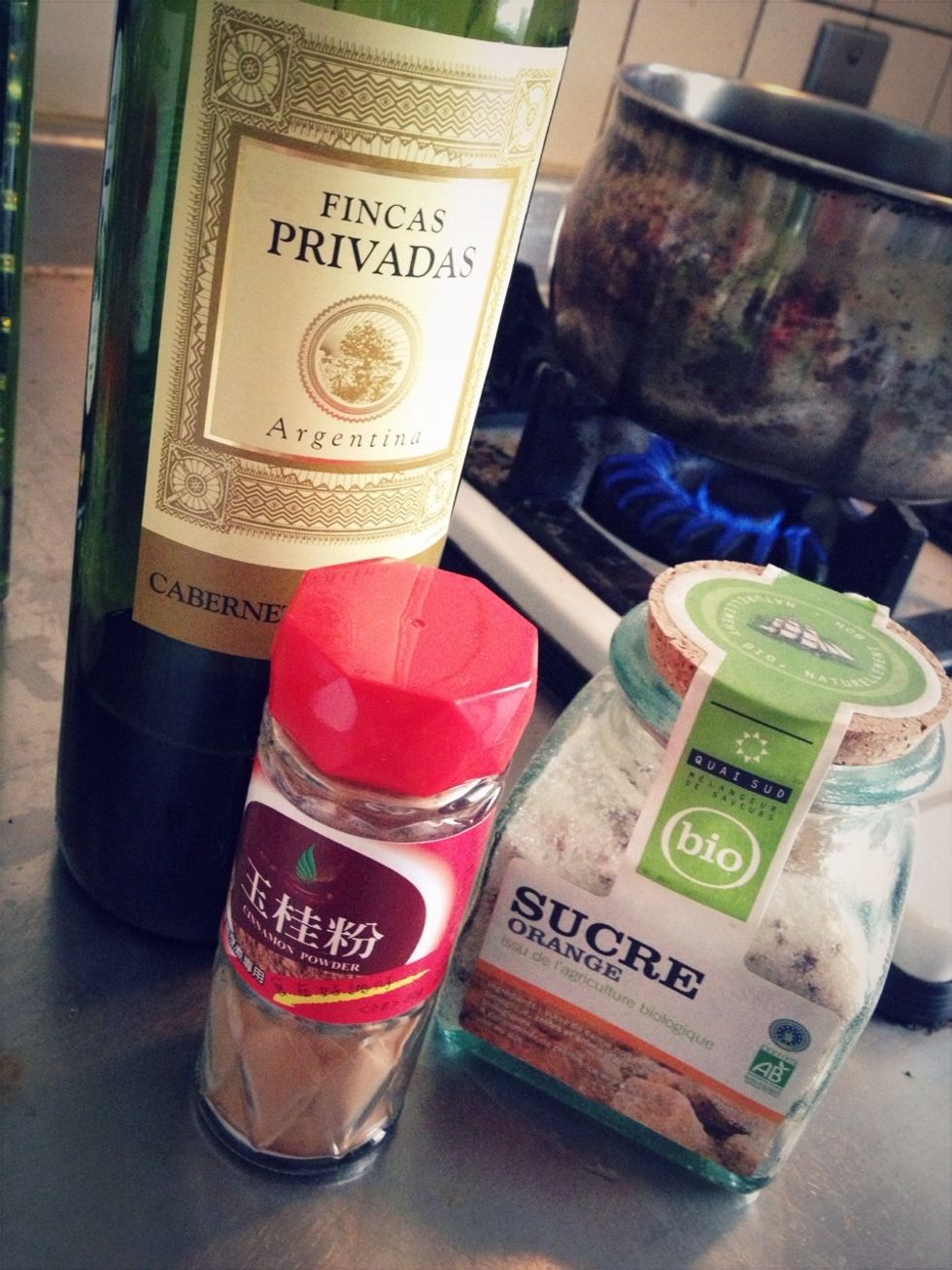 2 c. Orange sugar\uff0c 2 Cinnamon STick \uff0c 500 ml bottle of red wine \uff0c 1\uff0f4 c Lemon juice