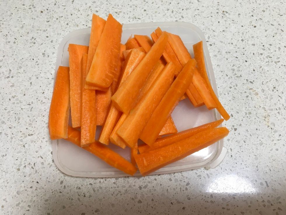 2 carrots cur into finger strip