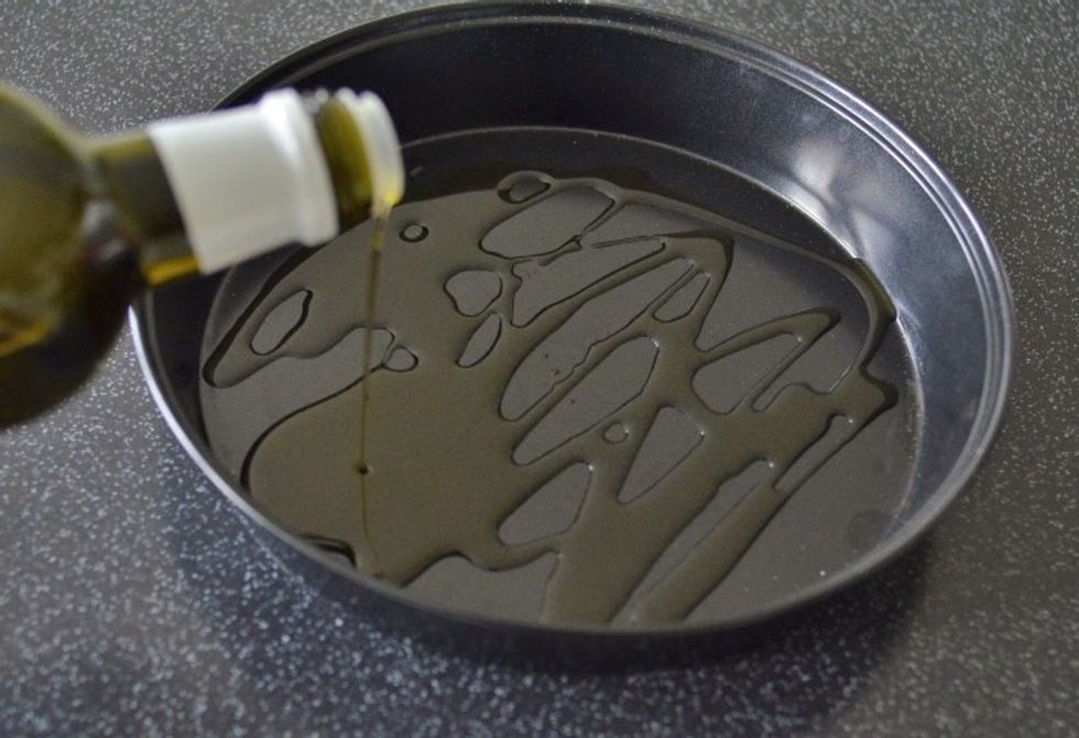 2. Chauffer une plaque ou une po\u00eale l\u00e9g\u00e8rement huil\u00e9e \u00e0 feu moyen-\u00e9lev\u00e9. Verser ou coller la p\u00e2te sur la