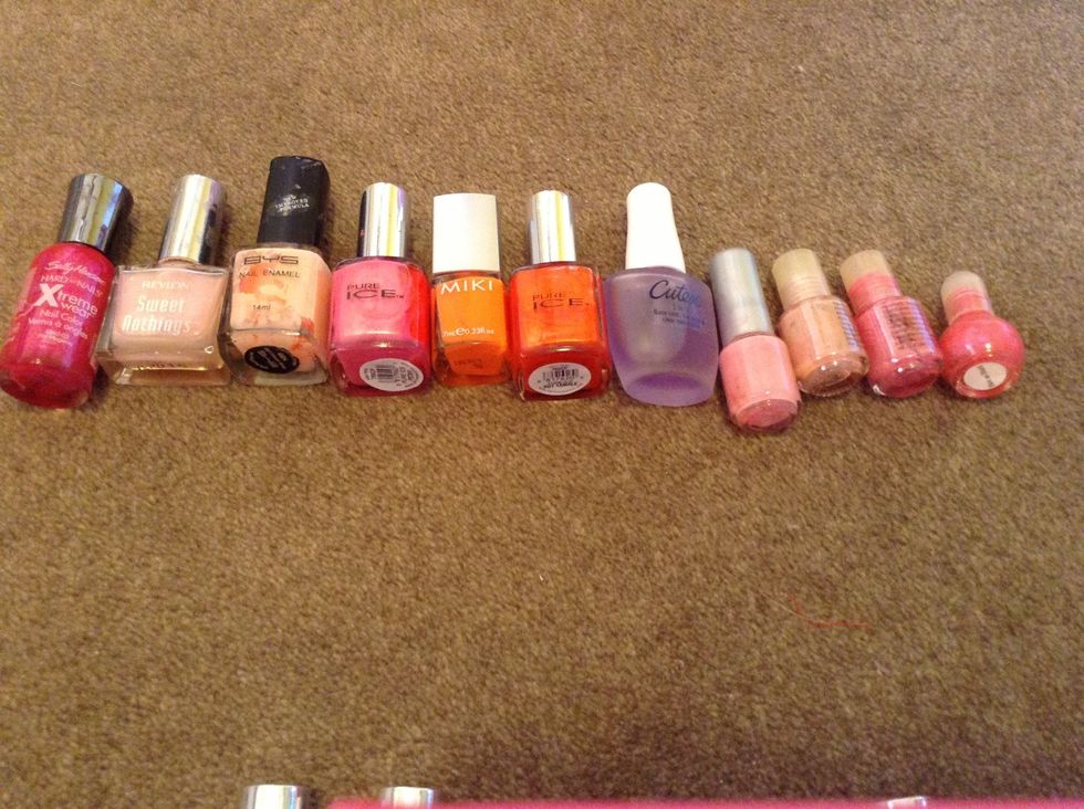 2. I'm sorting my nail polishes out first. I chose for Summer some light and bright colours like pinks and oranges! I chose this clear nail polish because when I wear it, it smells like bananas to me!