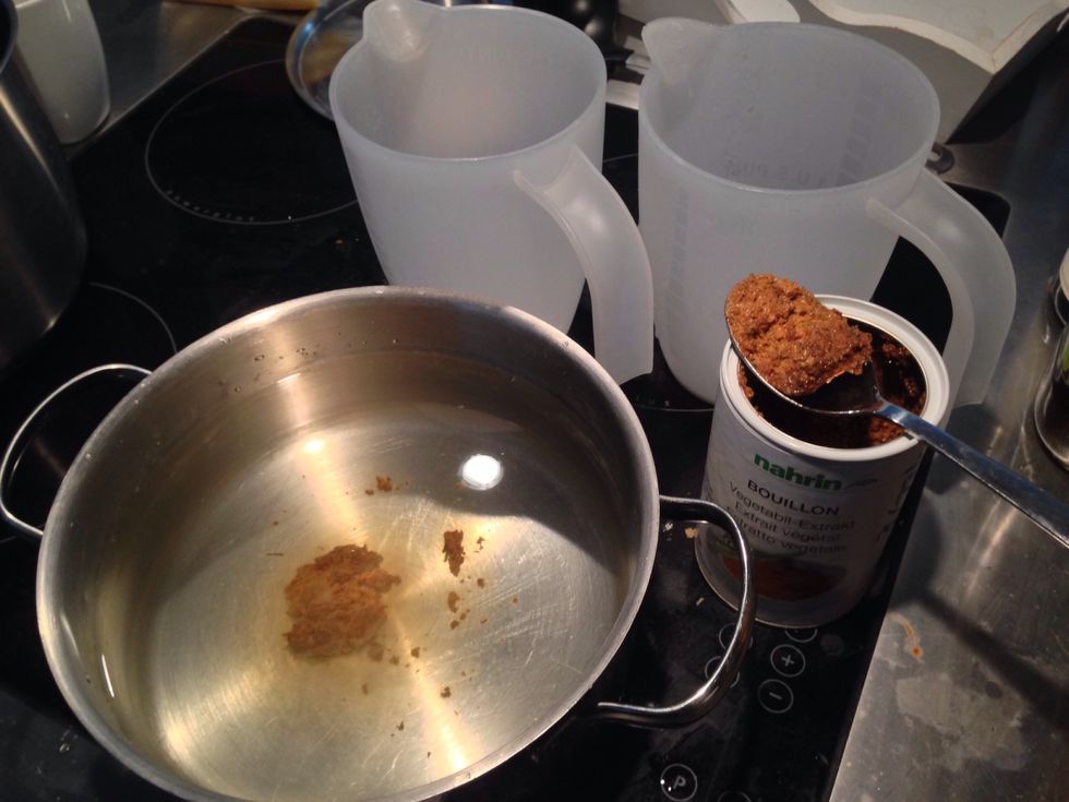 2 Liter Bouillon aufkochen (1 EL Nahrin-Bouillon pro Liter Wasser).