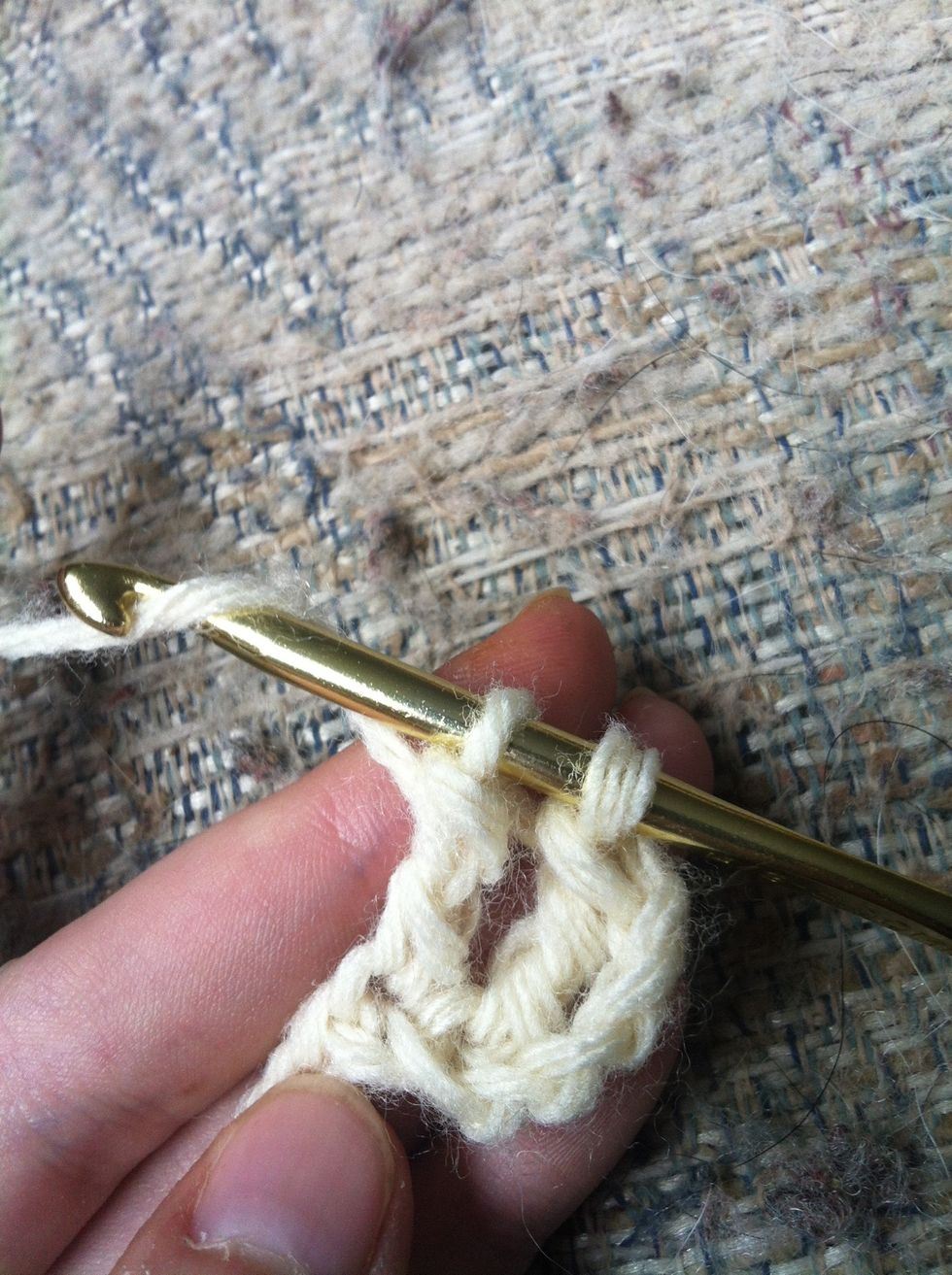 2 loops left. yarn around and pull trough the last 2 loops on your hook.