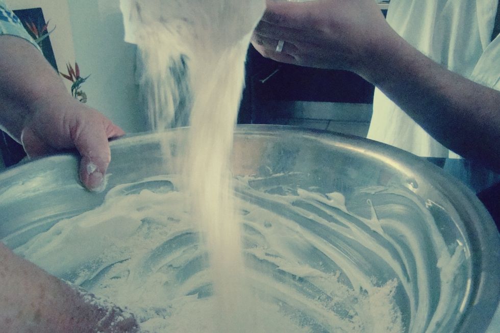 2.- Se pone la harina en el recipiente para mezclarla con la manteca vegetal.