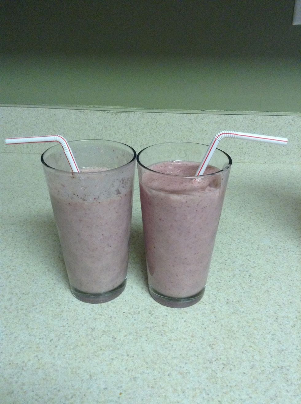 2 servings :) I drank from mine tho and even with the almond extract (instead of vanilla) it tastes great!