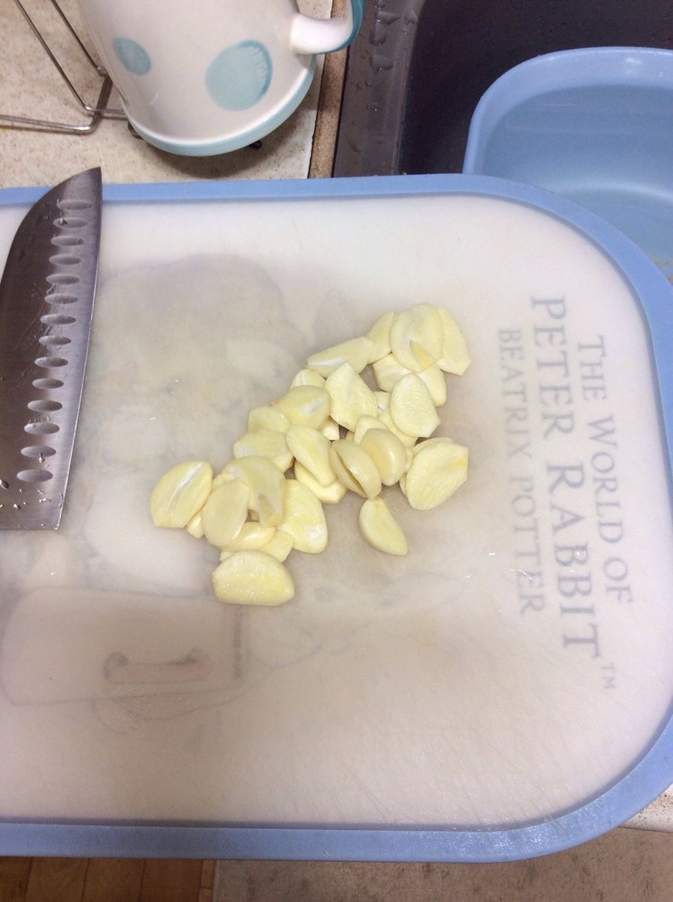 2. slice garlics in two or three