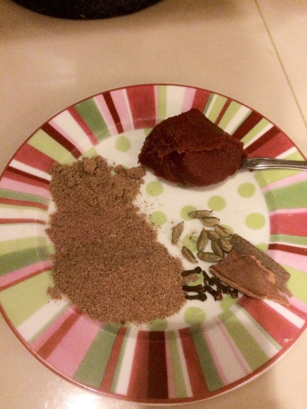 2 spoons of tomato paste,5 Cardamom, 3-5 cloves, cinnamon stick, 1 spoon Cumin, 1 spoon arabic spices mix,1 teaspoon nutmeg ,1 teaspoon black pepper, and salt