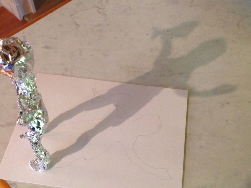 2. st\u00e4ll figuren l\u00e4ngre fr\u00e5n lampan s\u00e5 att skuggan blir l\u00e5\u00e5\u00e5ng...