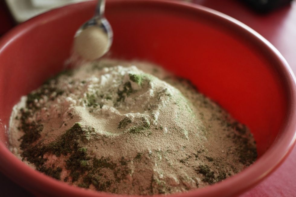 2 tablespoons of yeast. Now even this I don't understand: we add yeast but we don't allow the biscuit to rise! Weird right? Let's keep going...