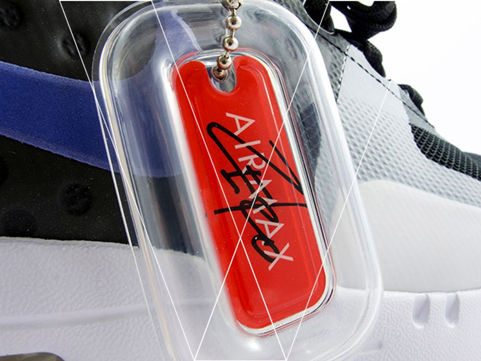 2. The reverse side of the clear tag will have an Air Max Zero logo on it. Make sure the typeface used is correct.