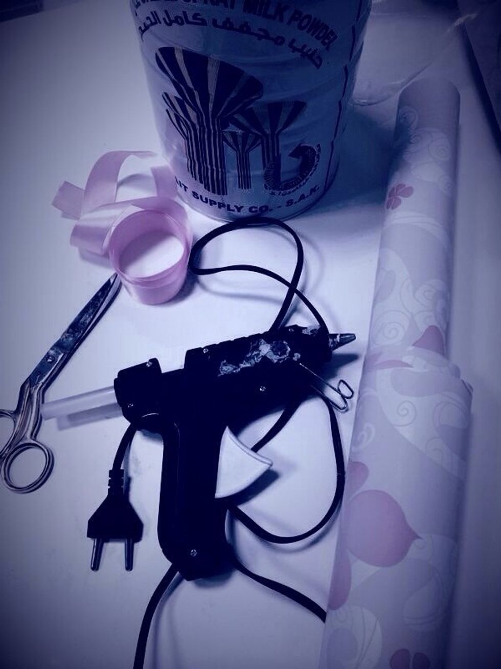 2-Then I brought the paper, adhesive gum adhesive tape, scissors pink, tray and plate ...