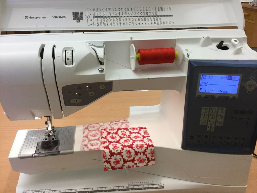 2. Tr\u00e4 sedan din symaskin med en f\u00e4rg p\u00e5 sytr\u00e5den som du tycker matchar dina tygbitar.