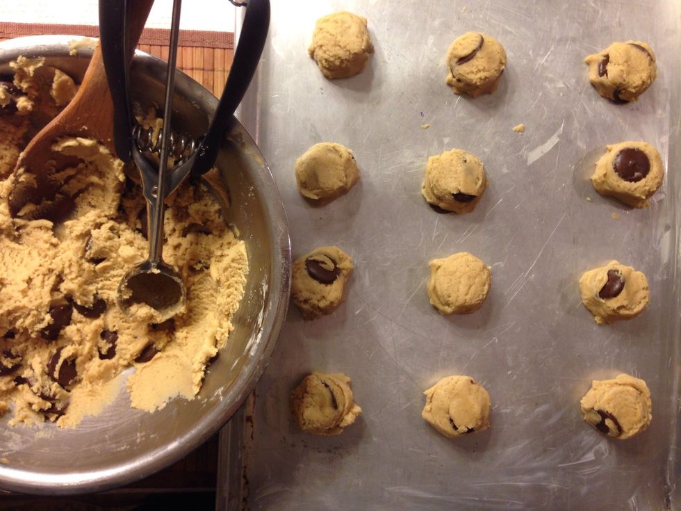 2\u20e3 In a mixing bowl, sift the white and brown sugars together and add vanilla extract.