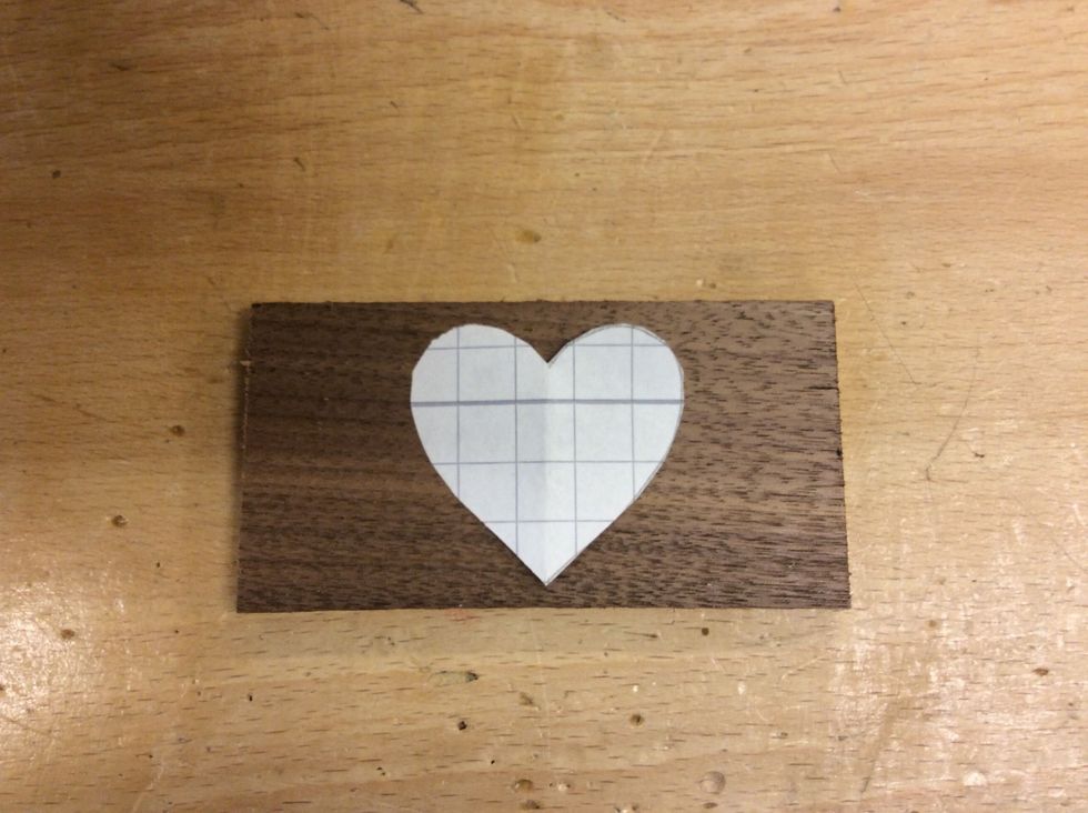 2: V\u00e4lj sedan vilket tr\u00e4slag du vill ha och s\u00e4tt fast mallen p\u00e5 tr\u00e4slaget. Sedan m\u00e5lare du linjer efter din figur.