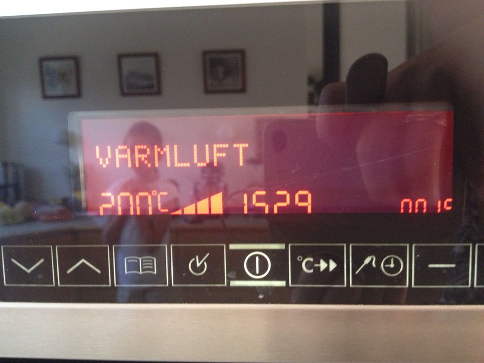 200 degrees Celsius. 8 mins In the oven and they are done.