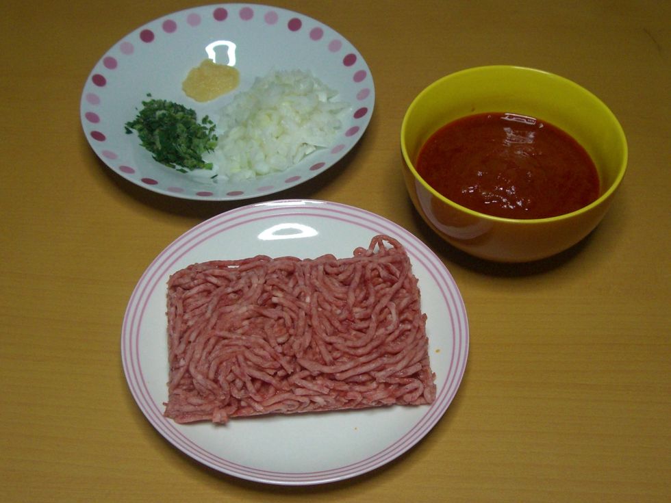 250 gramas de carne moida, 300 gramas de molho de tomate, coentro, alho, cebola, sal e pimenta a gosto.